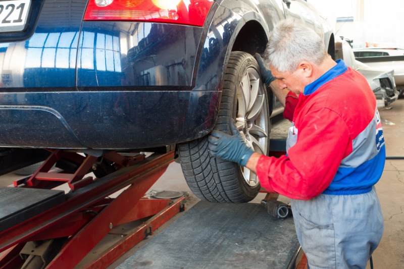 vitrine-PEGOMAS-min_auto_repair_repair_lift_auto_mechanic_work_clothes_master_professional_man_of_the_fold-685629