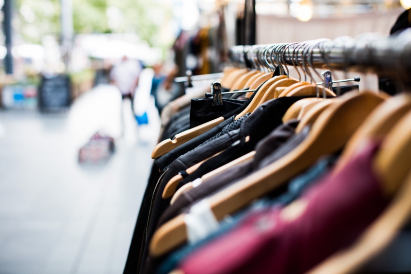 vitrine-PEGOMAS-min_blur_close_up_focus_hanger_jacket_market_people_rack-1176303