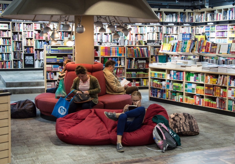 vitrine-PEGOMAS-min_books_bookstore_book_reader_readers_reading_shop_sale_books-849006